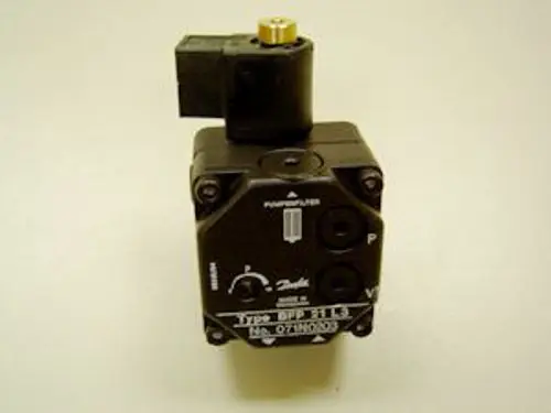 Ölpumpe von Remeha mit integriertem Magnetventil, rechteckige Bauform, Anschlüsse für Druck und Rücklauf sowie Einstellmöglichkeiten auf der Vorderseite.